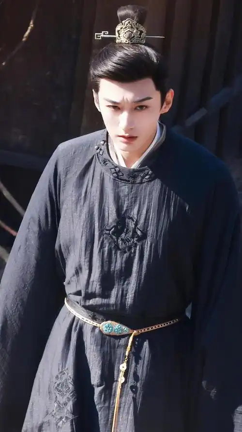 刘学义的古装造型运这回终于要翻身了吧黑色清冷,白色俊俏,红色明艳