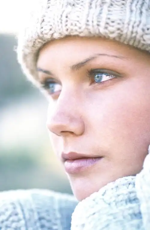 侧脸特写的美女