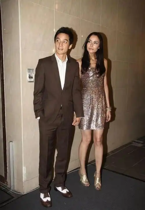 吴彦祖罕见和妻子出席活动超模妻子五官大气气场比他强