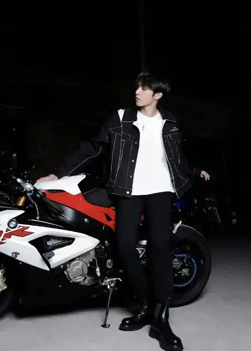 照片中的刘耀文身穿黑色外套,白色时尚,黑色裤子,头发打理得很整洁