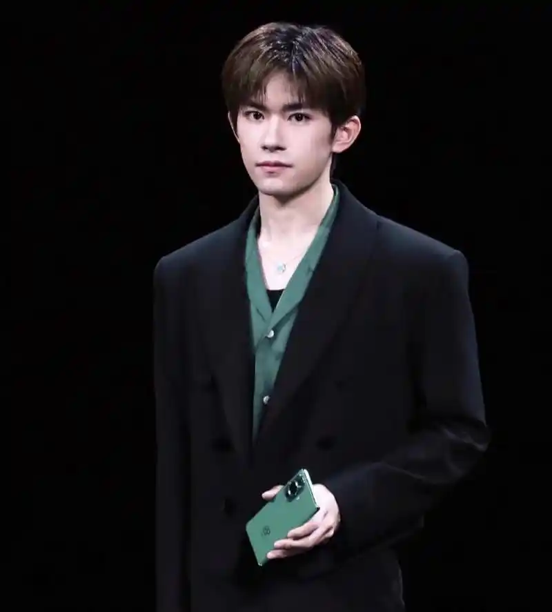 原来易烊千玺为华为nova手机系列,代言了这么多款手机了,从nova3-11