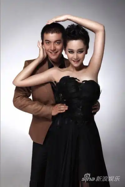 李佳航海陆携手登杂志封面 戏内外各显气质(图)