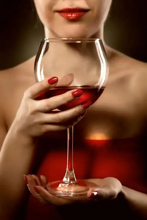 喝酒拿杯暗藏玄机,看透8类人,当社交神人