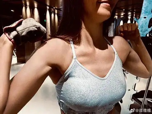 谭维维穿吊带文胸大秀身材 腹部肌肉线条明显
