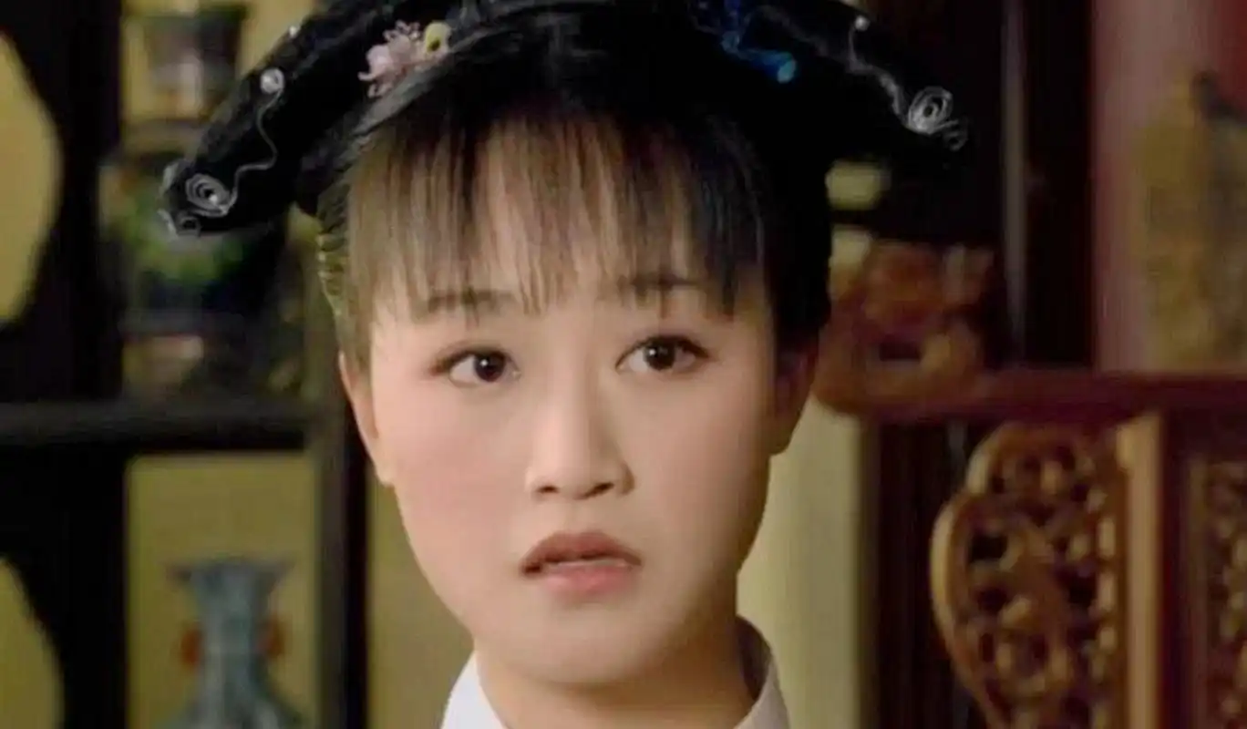 移植了嘴角后,蓝盈莹越来越漂亮了,身材也修饰得很好.