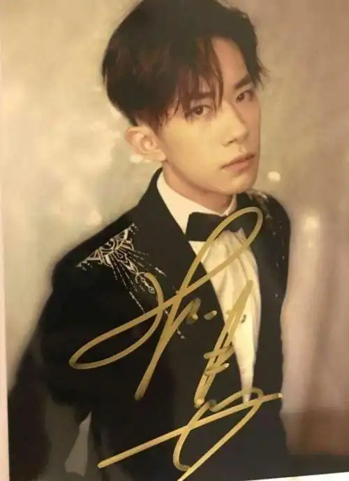 之前易烊千玺的签名如下图所示,简写的英文名jackson和姓氏易,这种