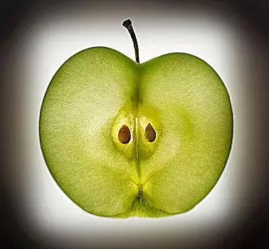 菠菜,杏子,肉片,鳕鱼心形,苹果切开的桃子切开的桃子猕猴桃鳄梨,一半