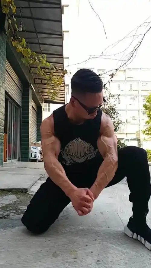 最近刚认识的肌肉男,手臂肌肉发达,这身材真心让我服气了!