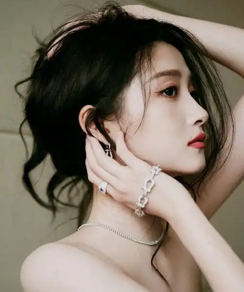 近日,关晓彤出席活动照片释出,图中她穿黑色丝绒羽毛裙,身材管理超好