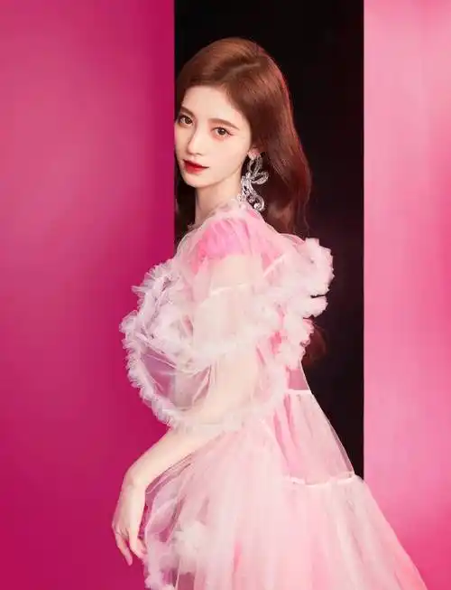 鞠婧祎太粉美了,穿玫红色无袖衫配轻纱衣,26岁显得仙气十足_时尚_美