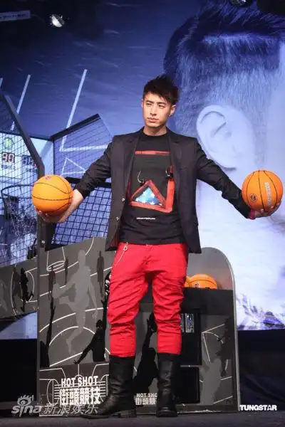 图文:潘玮柏生日会-潘玮柏拿篮球