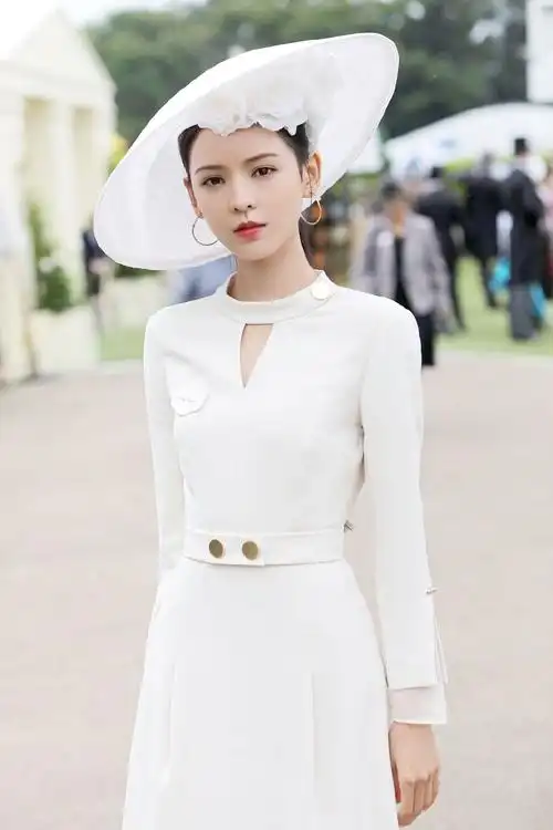 张予曦白色礼裙优雅活动图片