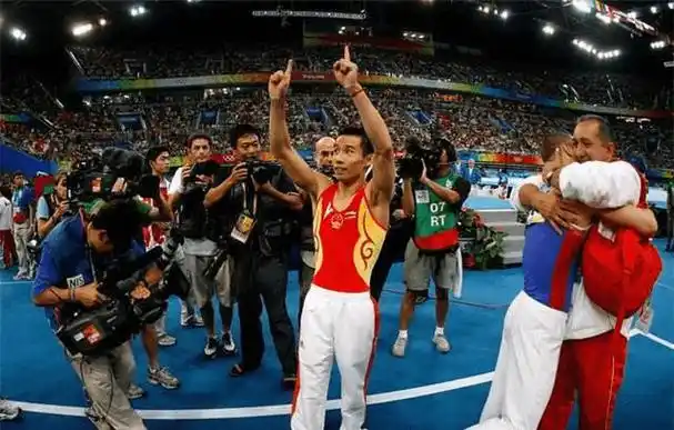 "鞍马王子"肖钦,获得冠军时宣布退役,退役后与枕边人对簿公堂_王媞