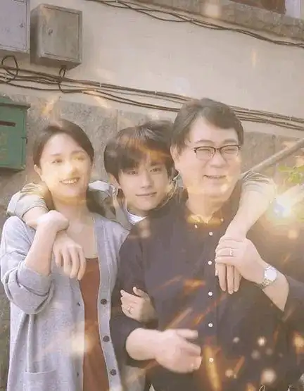 易烊千玺与父母合照超甜头发很抢镜在冬天不可避免