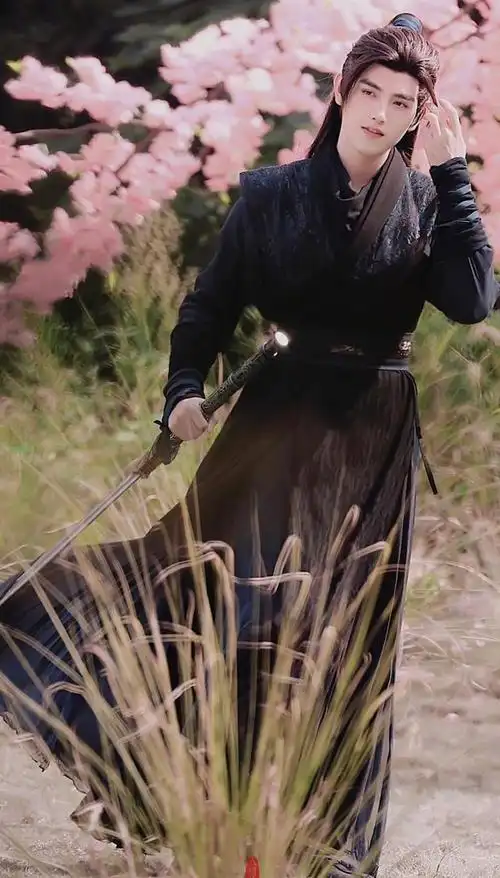 许凯穿古装,可太好看了,尤其爱他的黑衣古装,灵剑山里的黑衣王陆,明眸