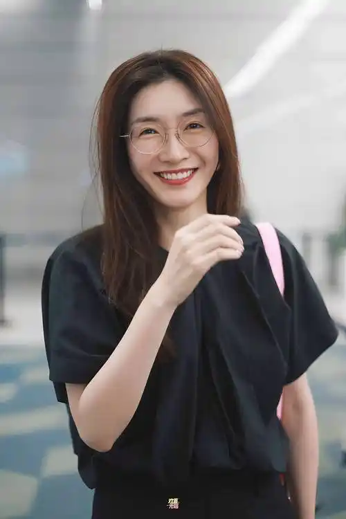 江疏影戴近视眼镜素颜现身,网友惊叹:原来眼镜有这么大影响!