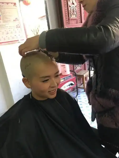 俩90后女生剃光头结伴徒步走红