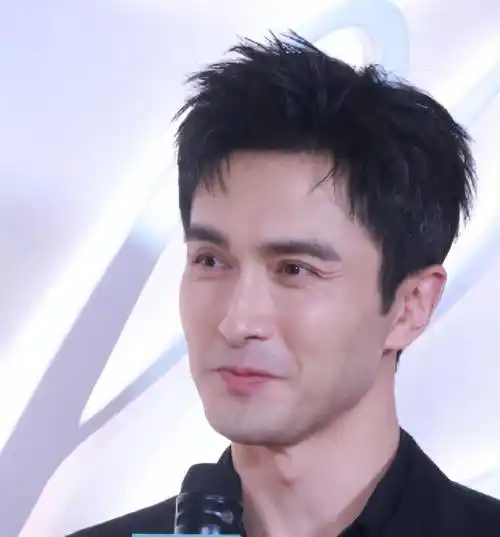 钟楚曦丰满有料,被刘嘉玲的脸吓到,唐嫣赢麻了_活动_品牌_明星