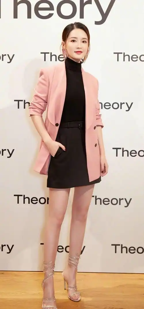 我又被李沁圈粉了,黑色上衣 叉裙,优雅知性|短裙|西装|开叉|粉色|中国