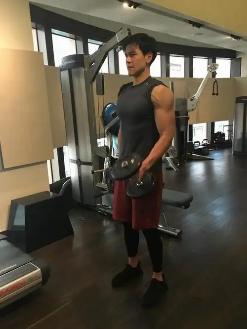 黄晓明有健硕的身材,胸肌可是f罩杯.