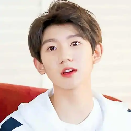 王源很好看呀!嫩得好像能掐出水一样,眼睛亮亮的