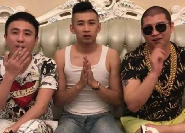 白小白透露平台新规定辛巴表示不满将联合众网红提意见