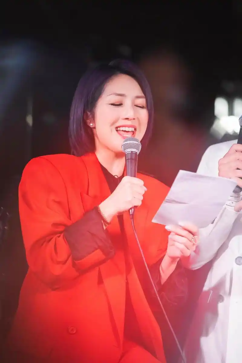 组图:杨千嬅复古红色西装气场足 与老公合唱表情搞怪秒破功