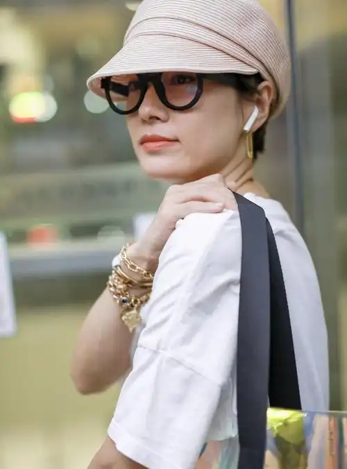 离婚后心情好马伊琍盛装打扮现身机场笑着表示我今天有工作