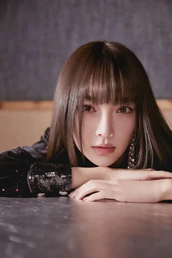 组图:李小璐裹身短裙配细高跟秀美腿 齐刘海造型清新减龄