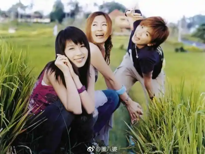 she重聚,还原以前的经典造型,帅酷到哭!网友:满满都是回忆!