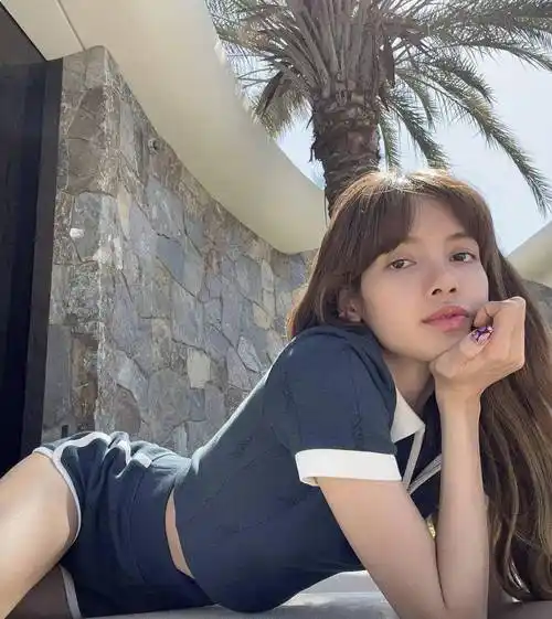 blackpink lisa罕见的时尚时刻_照片_几张_身材