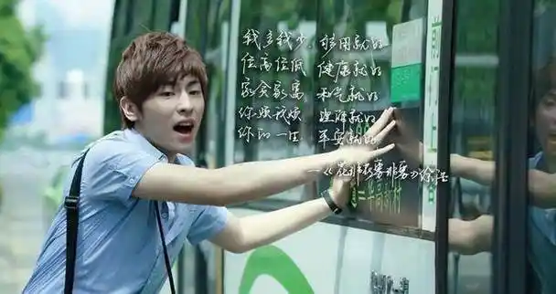 那时的邓伦还真是青涩,腼腆,呆萌可爱没追星的me,看到都觉得这个生日