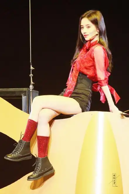 鞠婧祎穿超短裤上台表演,一改往日清纯,网友:我看到了什么?