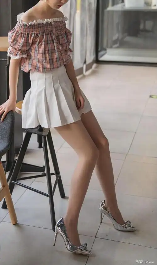 女生的丝袜短裙美腿怎么看都漂亮,美女好养眼,青春靓丽超级可爱|永不