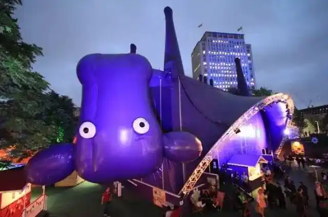 玩乐时刻:udderbelly festival严肃时刻:卡梅伦收拾家当开始搬出唐宁