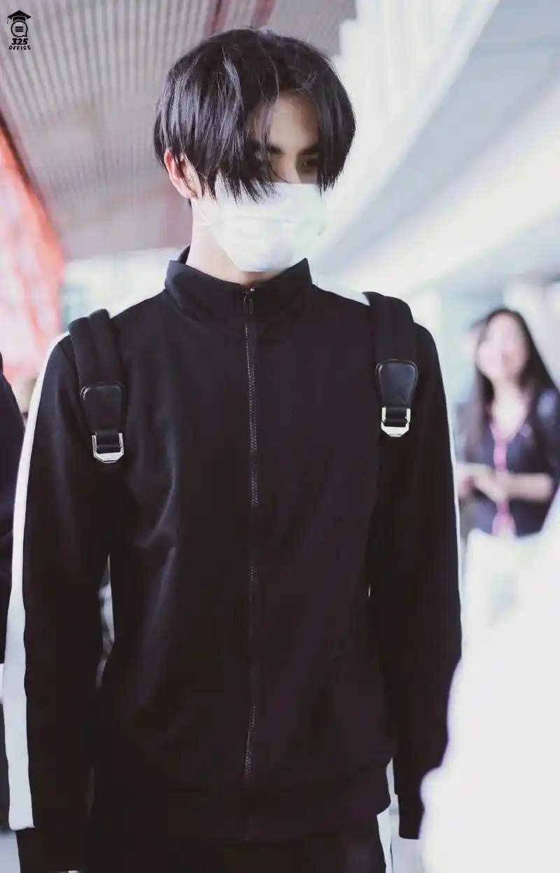 机能风 all black 外套加上黑色口罩,刚刚成年的弟弟也可以很酷.