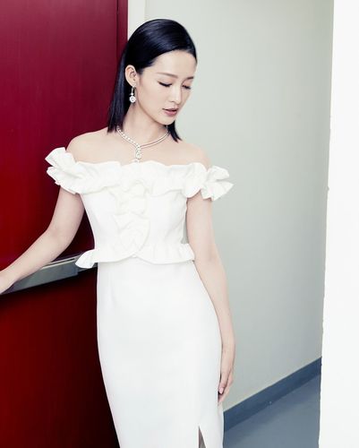 李沁主持白色一字中长连衣裙荷叶边开礼服聚会礼服