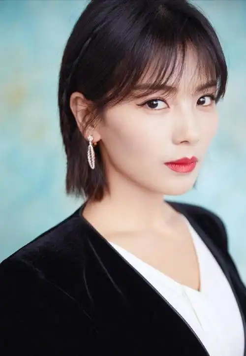 除了穿衣搭配可以体现出自身的魅力之外,发型也是极其重要的,女人到了