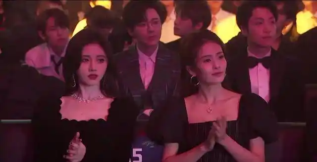 原创白鹿鞠婧祎深u同框鞠婧祎公主范太足白鹿短裙秀腿更吸睛