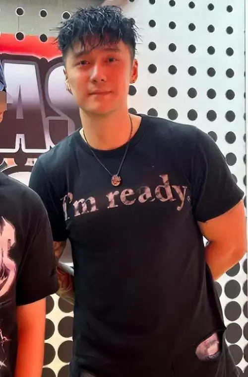 32岁蒋劲夫被偶遇沉迷纹身气质大变靠捡垃圾外卖维生