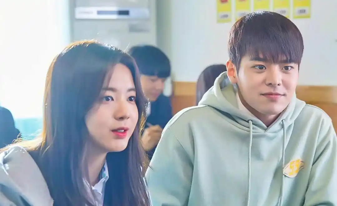 《再次十八岁》首播,开局余欢水气象,金荷娜依旧美艳动人_电视剧