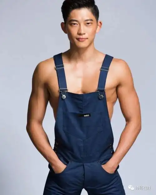 露天冲凉的肌肉体育生找到了!八块腹肌黑皮运动小狼狗,这身材太野了!_