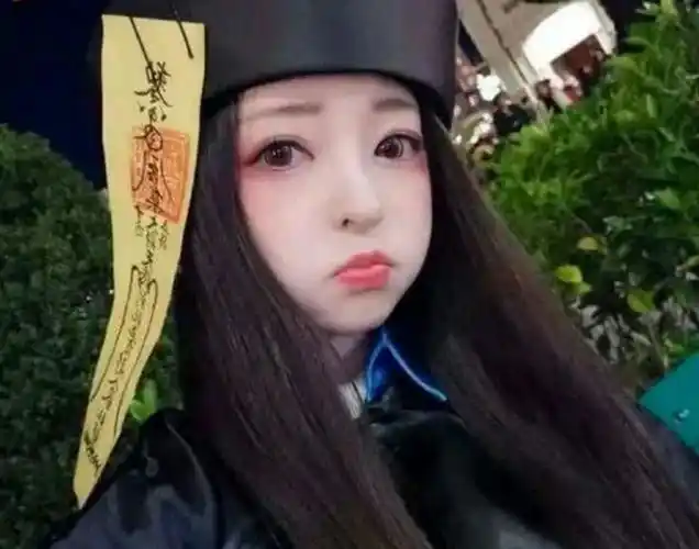 每日一笑:妹子cos最可爱"僵尸",网友纷纷表示相当"道士"