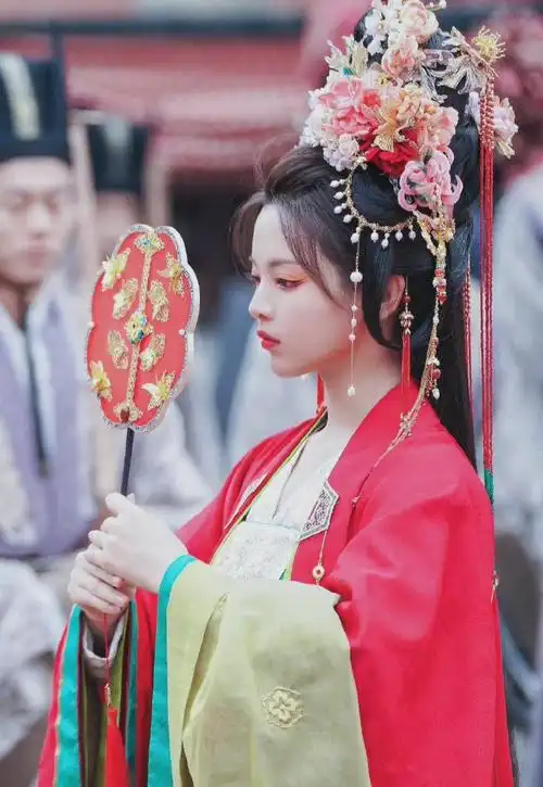 杨超越古装大婚路透图曝光雍容华贵太惊艳