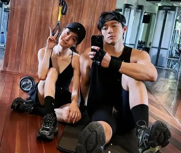 钟楚曦侯雯元晒健身房合照甜蜜般配,历任男友帅气非凡|李现|何晟铭