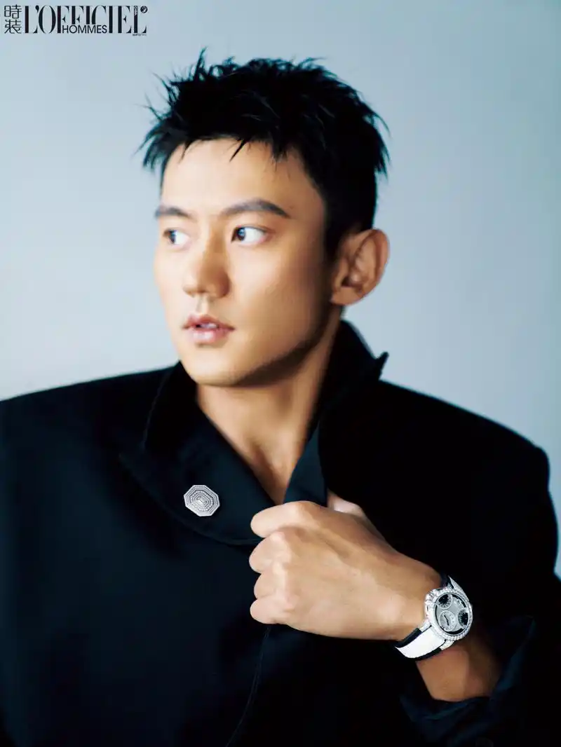 30岁宁泽涛首登《时装男士》封面,赤膊上阵大秀肌肉,荷尔蒙爆棚