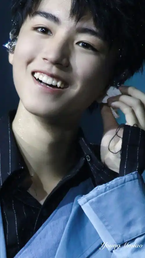 清晨 看窗外是宝宝那甜甜的笑哇哇哇 你醒了吗@tfboys-王俊凯 k冷暖