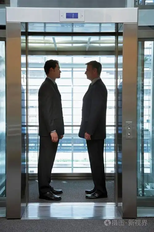 面对面站的商人