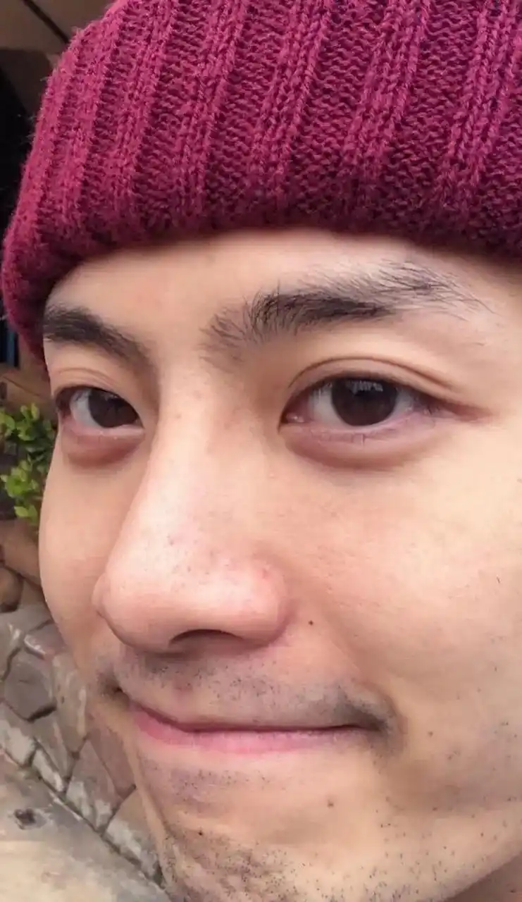 王嘉尔嘎嘎素颜照.怼脸拍