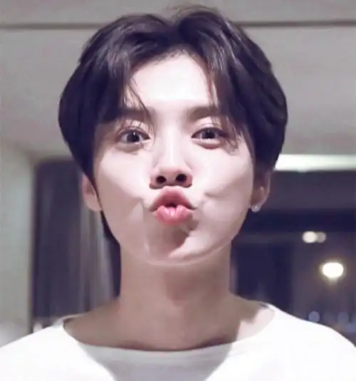 鹿晗嘟嘴鲨可爱软萌 男孩纸嘟嘴是要啵啵的意思!_app